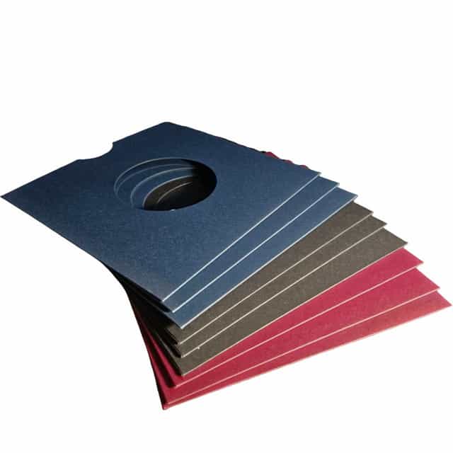 462640163_1921923614949236_7625062687098680199_n Pack Decouverte 3 couleurs 10 Pochettes Cartonnées Colorées Bleu/Rouge/Noir pour disques 45T (7") (300gr/M2)